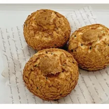 표면이 거칠게 갈라진 쿠키 찰빵 세 개.